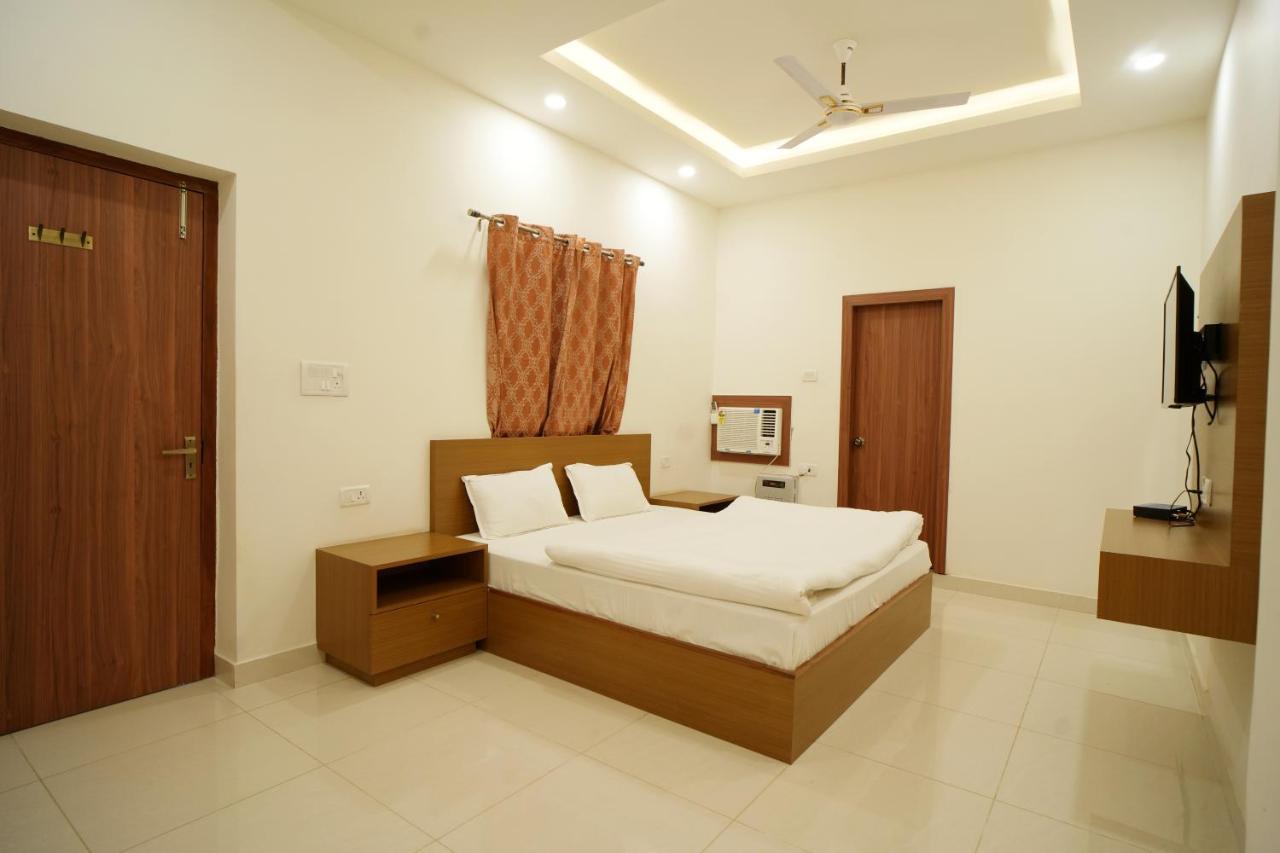 Apoorva Guest House Ayodhya Exterior photo